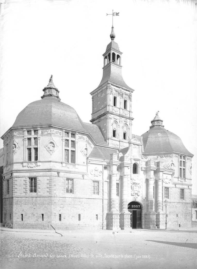 Saint-Amand-les-eaux, (Nord). Hôtel de Ville, façade sur la place. (Juin 1887)
