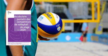 Ballon de volley dans la main du joueur - filet en arrière-plan.png
