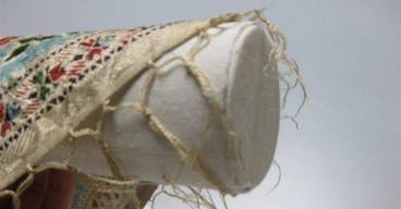 Châle sur un rouleau recouvert de jersey de coton pour exposition, © Charlotte Piot