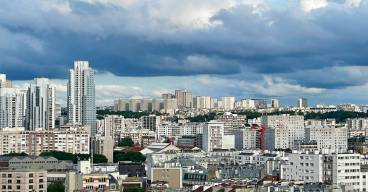 Vue aérienne des quartiers nord de Paris sous un ciel nuageux