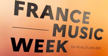 panneau avec inscription France music week, en noir sur fond orange