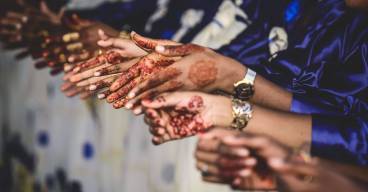 photo d'un Debaa avec des mains de femmes tatouées