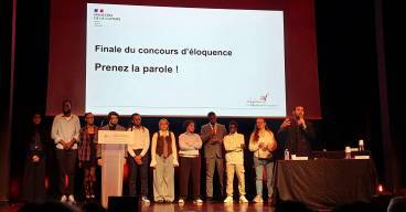 photo de dix jeunes sur une scène avec un adulte à côté d'eux et un écran en arrière plan avec marqué Finale du concours d'éloquence prenez la parole