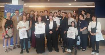 groupe hommes et femmes dans le cadre du programme Handesign avec un programme echange avec le Japon