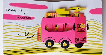 dessin du livre été pop d'aurore petit représentant un véhicule chargé de bagages qui roule avec un chien sur le toit. Les couleurs sont rose fluo et jaune