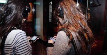 Paris, musée du quai Branly - Jacques Chirac, Le musée numérique : Application smartphone NFC "Le musée en musique". Les coulisses de la réserve des instruments de musique. Photo (C) musée du quai Branly - Jacques Chirac, Dist. RMN-Grand Palais / Cyril Zannettacci