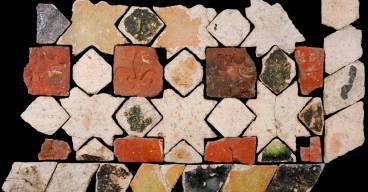 carreaux de pavement en terre cuite rouge ou blanche et carreaux vernissés jaunes, verts et noirs assemblés, sans doute par le découvreur.
