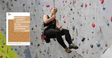 Mur d'escalade - femme - baudrier - descente