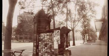 Eugène Atget (1857-1927). À l’angle du boulevard de la Madeleine, 8 juin 1925