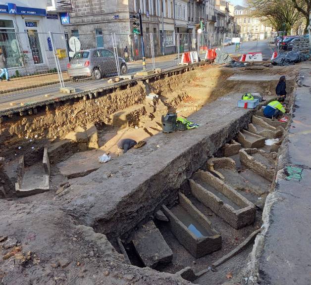 Dans une tranchée ouverte dans la rue, les archéologues ont trouvé des sarcophages.