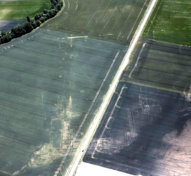 Vu du ciel, le site se présente comme des tracés blancs rectilignes sur le fond vert des céréales. Le plan de la villa est précis et complexe.