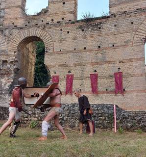 Journées européennes de l'Archéologie en Nouvelle Aquitaine, des gladiateurs professionnels reconstituent une scène d'époque