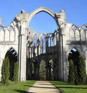 Abbaye Notre-Dame d'Ourscamp : Ruines de l'église abbatiale : vue d'ensemble depuis l'ouest. © Monuments historiques