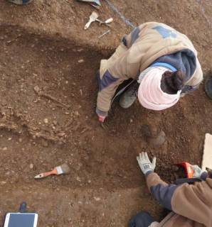 sépulture en cours de fouilles