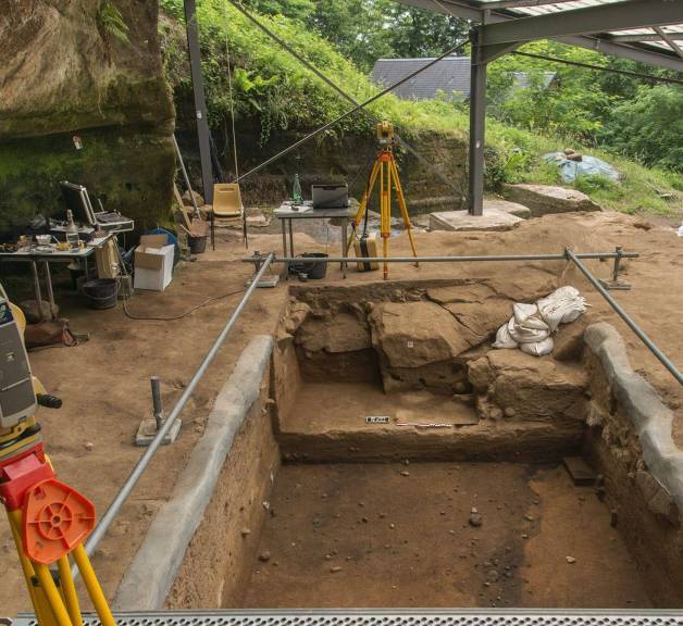 A l'entrée de la Grotte Bouyssonie (Corrèze), des téodolites sur le bord du chantier.