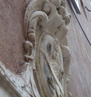 Détail du Blason sculpté, porte d'entrée de la maison Rue Saint Dominique à Bonifacio