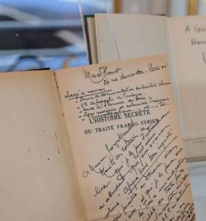 Un livre appartenant à un ex-ministre français, volé par les nazis, est exposé le 15 juillet 2022 à l'Hôtel de Matignon, à Paris, lors de sa restitution par l'Allemagne © Geoffroy VAN DER HASSELT