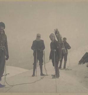 Photographie de quatre alpinistes