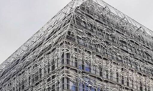 La façade du ministère de la Culture, avec sa résille métallique.