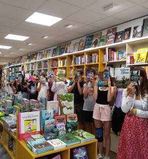 Les élèves du collège Champ-Lumière de Selongey dans une librairie.