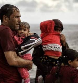 "Scènes de guerre et zone de paix", le drame des migrants en Grèce vu par le photojournaliste Aris Messinis lors du festival Visa pour l'image