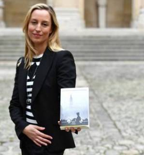 Adelaïde de Clermont-Tonnerre pose devant l'Institut de France avec son livre après avoir été récompensé du Grand prix du roman de l'Académie française 2016 pour sa nouvelle "Le Dernier des notres"