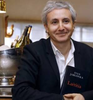 Ivan Jablonka, lauréat du Prix Médicis 2016, pose avec son livre "Laëtitia ou la fin des hommes"