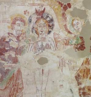 Cette peinture murale représentant le baptême du Christ date du XIIe siècle tandis que le décor ornemental de double faux joints rouge daté du XIIIe siècle