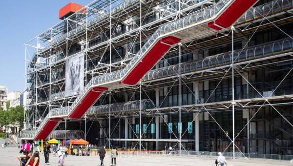 Vue de la façade du centre pompidou à Paris