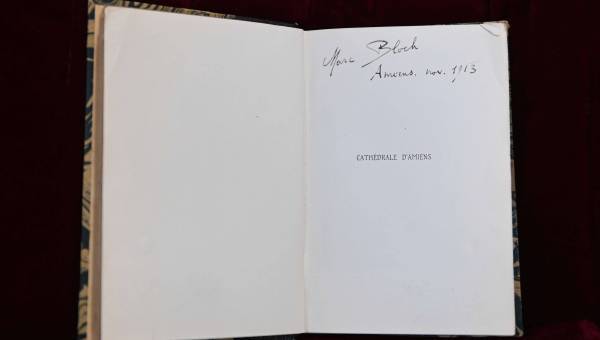 photo d'un livre ouvert avec une mention manuscrite de Marc Bloch et la date novembre 1913.
