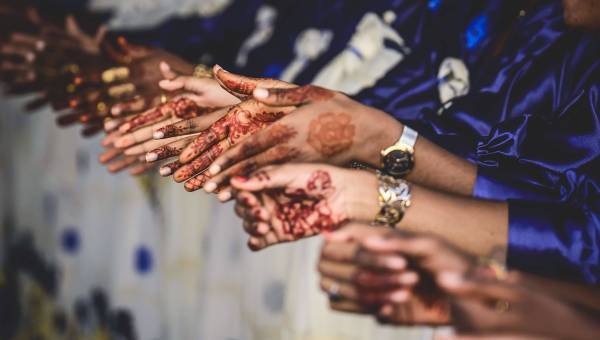 photo d'un Debaa avec des mains de femmes tatouées