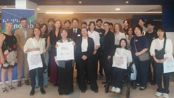 groupe hommes et femmes dans le cadre du programme Handesign avec un programme echange avec le Japon