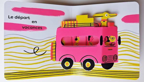 dessin du livre été pop d'aurore petit représentant un véhicule chargé de bagages qui roule avec un chien sur le toit. Les couleurs sont rose fluo et jaune