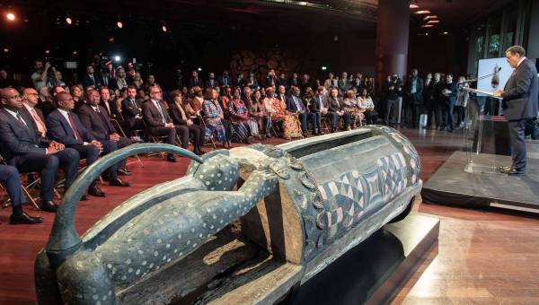 photo du tambour parleur devant une foule