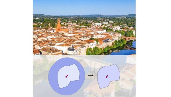 Vue aérienne de Villeneuve -sur-Lot, Lot-et-Garonne, avec, en superposition transparente, un schéma montrant la transformation d’un périmètre de 500m en Périmètre délimité d’un abord (PDA)