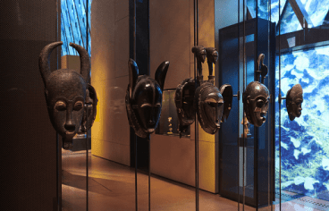 Le plateau des collections. Vitrine de la zone Afrique. Musée du quai Branly - Jacques Chirac, photo Léo Delafontaine