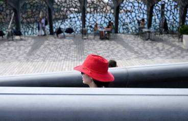 femme_visite_mucem_marseille_chapeau_rouge