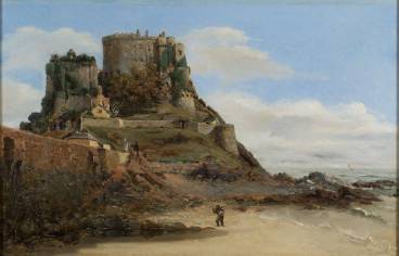 Paysage côtier de l’île de Jersey, vue de la plage et des fortifications anciennes, sur un fond de ciel clair avec quelques nuages