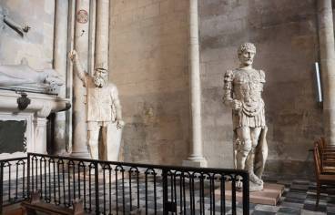 Photo des deux statues retrouvées