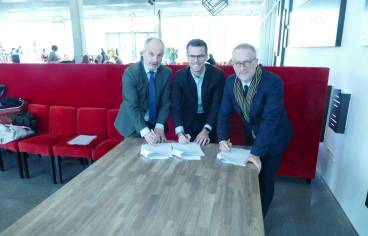 © DRAC Normandie - de gauche à droite, Hervé Duplenne, directeur interrégional DIRPJJ Grand-ouest ; Jonas Bochet directeur de l’institut international des droits de l’homme et de la paix ; Jean-Paul Ollivier, directeur régional des affaires culturelles de Normandie.