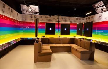 photo d'une salle du musée de la céramique de desvres avec un mur multicolore et des fauteuils