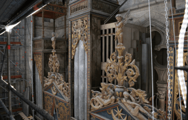 Vue, depuis l'échafaudage, des parties huates de l'orgue de la cathédrale d'Amiens