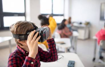 Un étudiant curieux portant des lunettes de VR