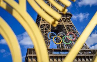La Tour Eiffel décorée des anneaux des Jeux Olympiques