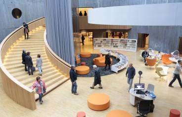 Vue d'une bibliothèque avec escalier monumental