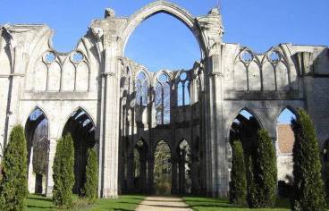 Abbaye Notre-Dame d'Ourscamp : Ruines de l'église abbatiale : vue d'ensemble depuis l'ouest. © Monuments historiques