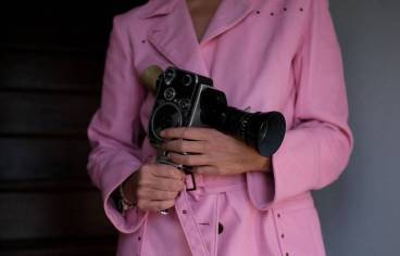 CAMERA-SUPER8-ET-FEMME-IMPERMEABLE-ROSE-LAURENT-FERRIERE-HANS-LUCAS-VIA-AFP.jpg