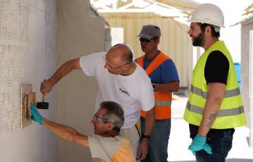 Jérémy Gobé et les employés de Saint-Gobain Weber sur le site de Servas (Ain)