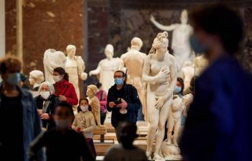 Louvre-visiteurs-masques-covid-statue.jpg