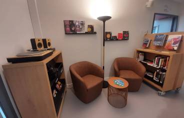 Coin lecture avec table et fauteuils à la médiathèque de Scey-sur-Saône